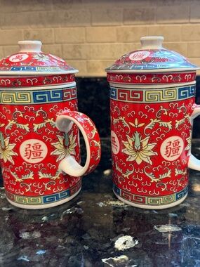 Chinese Porcelain tea cups with infusers and lids - set of 2